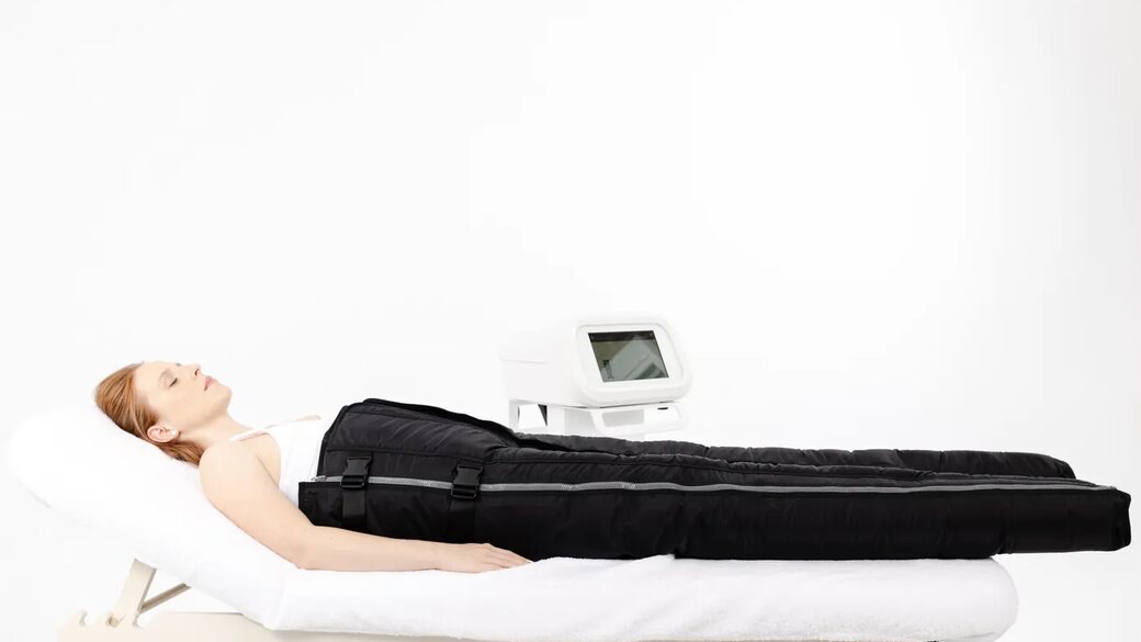 NOVAPRESS pressotherapy suit with control unit